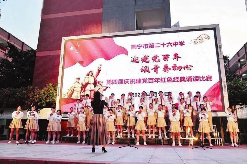 私家车闹脾气,街边冒烟让人急,现场画面